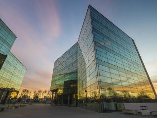 irodaház alkonyatkor