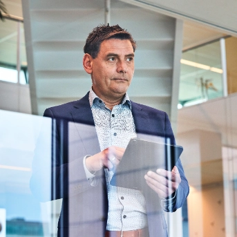 Atradius worker reflects on the news he read on his tablet