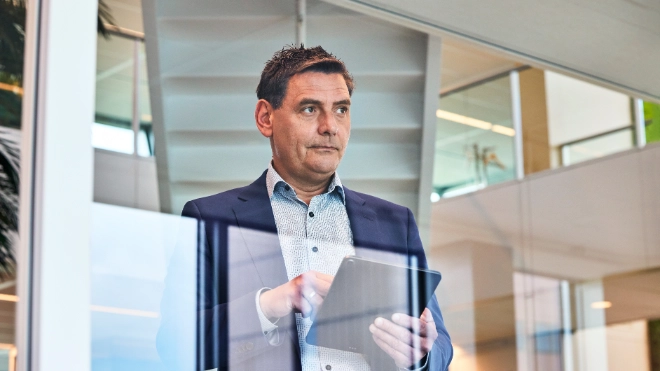 Atradius worker reflects on the news he read on his tablet