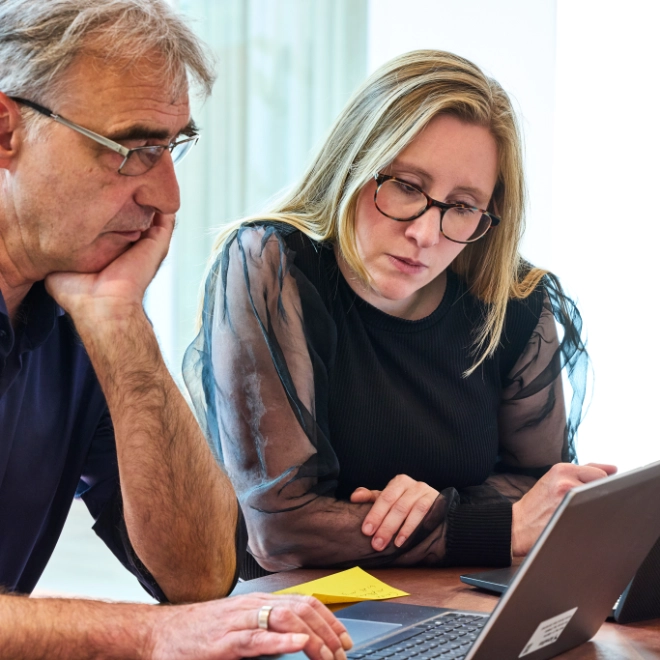 Atradius woman and man coworking